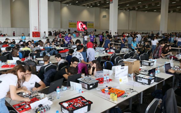 Gençler açlık sorununa karşı robot tasarladı