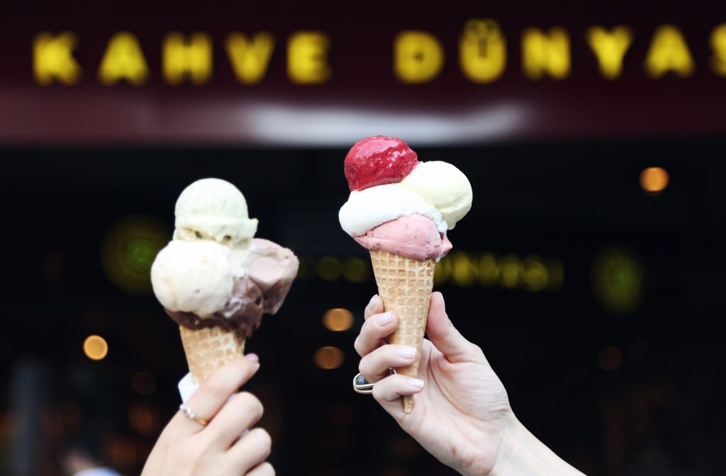 Dondurmada Klasik Lezzetler Seviyoruz, Bir Seferde 3 Top Yiyoruz!