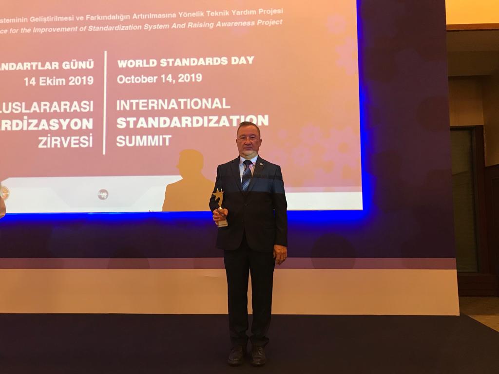 Standardizasyon Çalışmalarına Aktif Katılım Ödül Töreninde Prof.Dr.Nevzat Artık'a plaket takdimi yapıldı